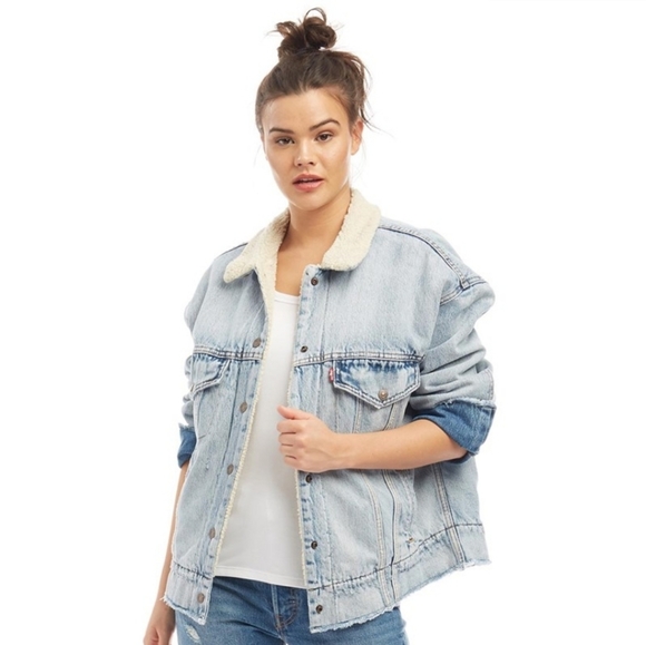 Levi's Jackets & Blazers - Levi's "Killing me softly" removable fur collar distressed sherpa jean jacket S